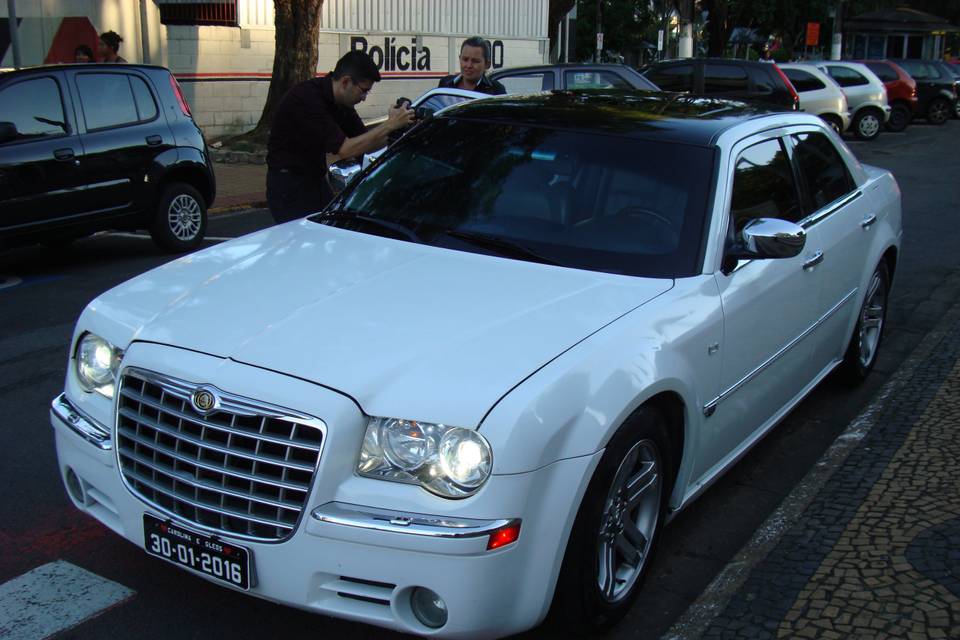 Chrysler 300C preto