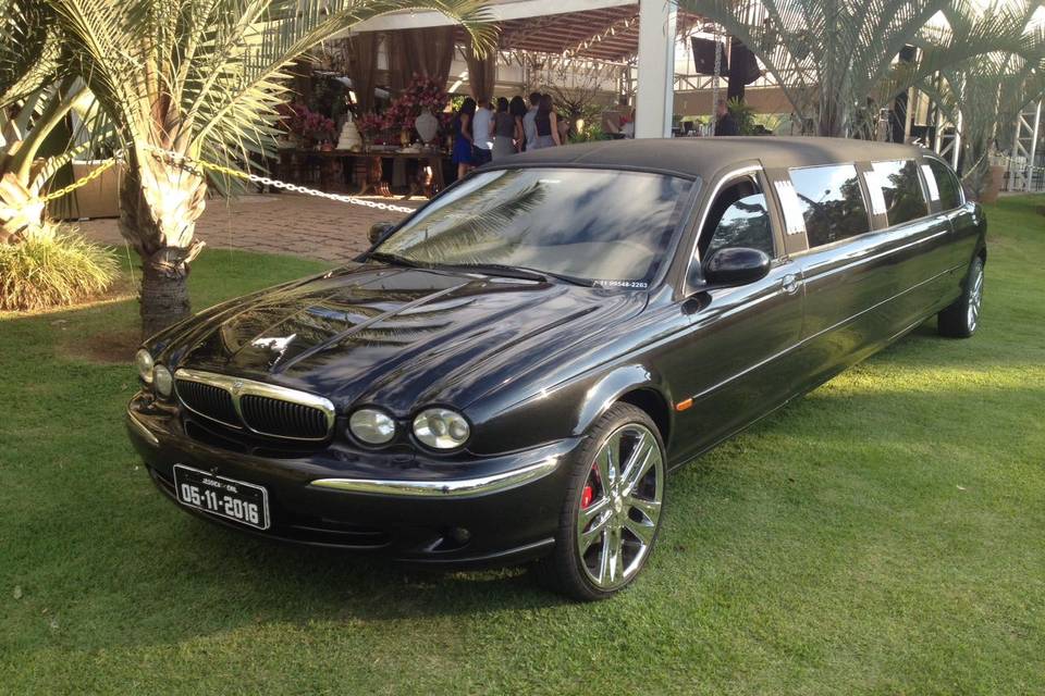 Limousine Jaguar X-type preta