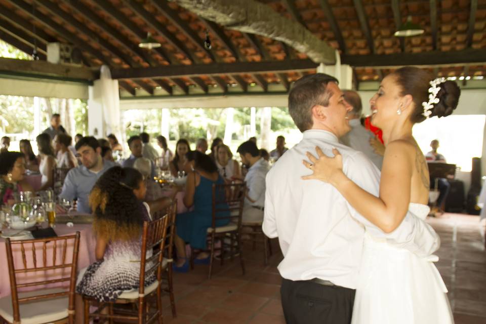 Almoço com estrutura de tenda