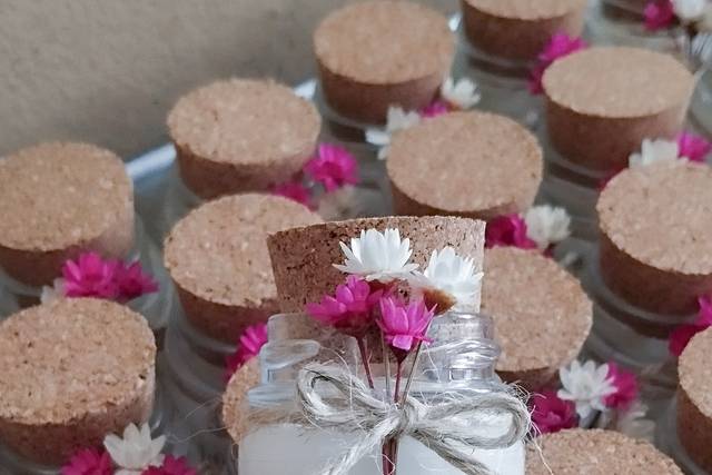 Vela pote com flores