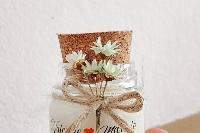 Vela pote com flores