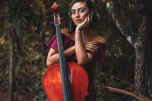 Leticia a violoncelista.