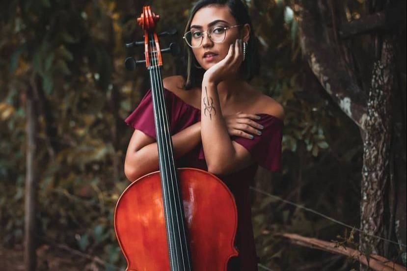 Leticia a violoncelista.