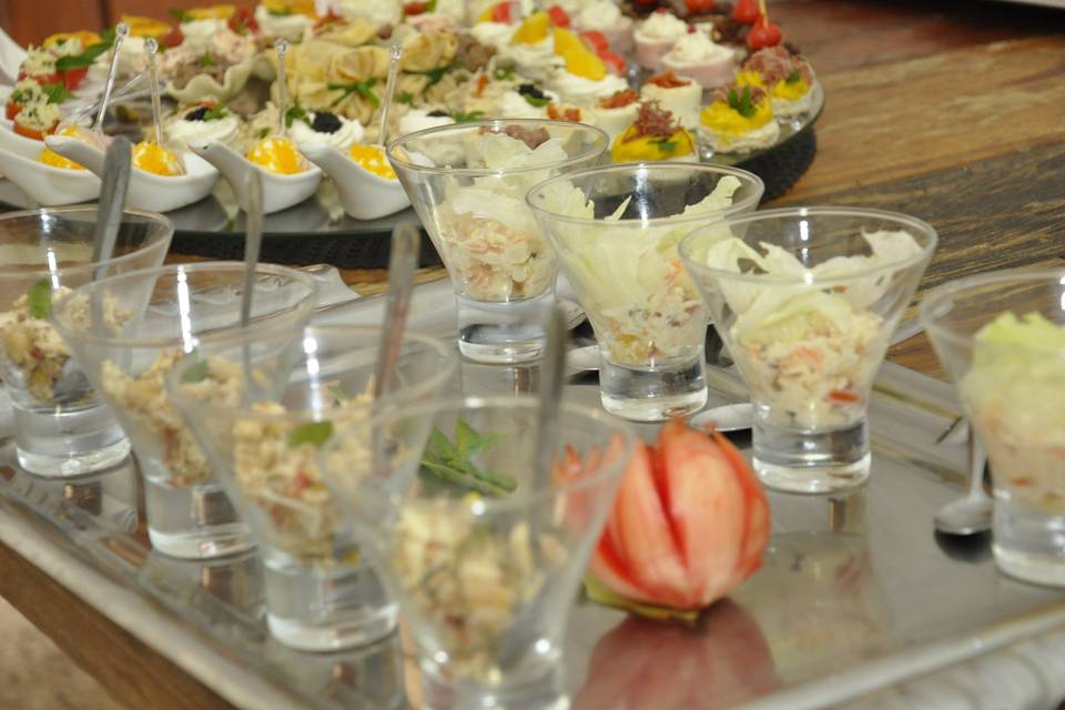 Salada e canapés