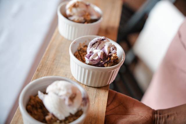 Crumble de maça com sorvete