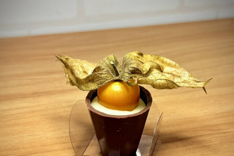 Copo de chocolate e physalis