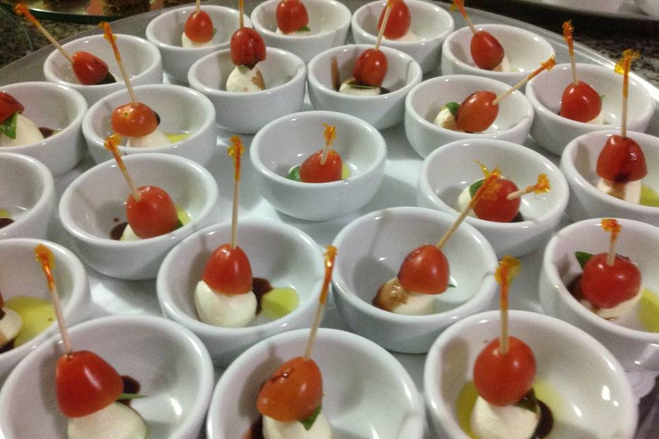 Canapé com tomate e queijo