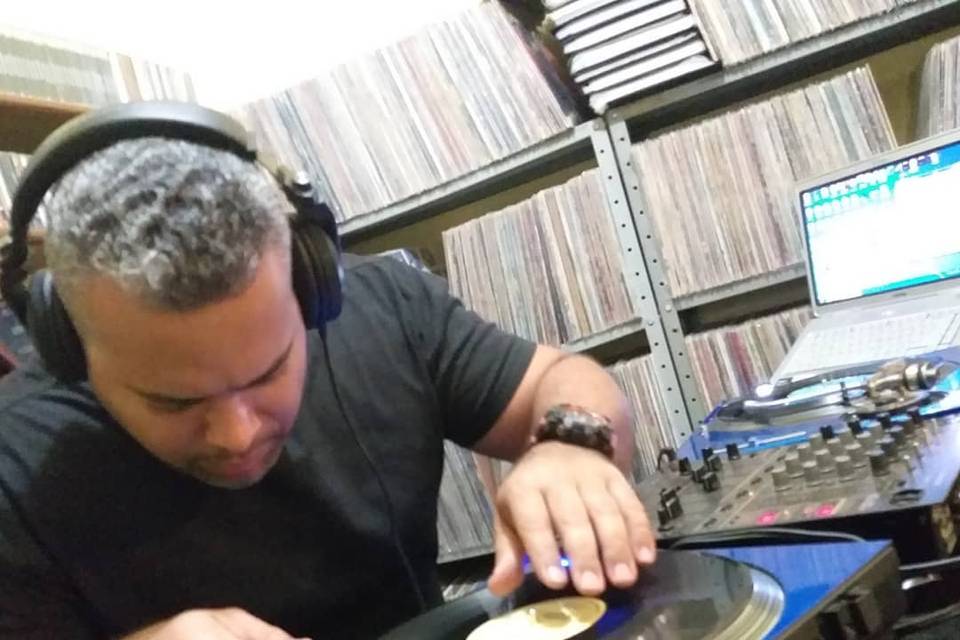 Aqui separa crianças de Dj