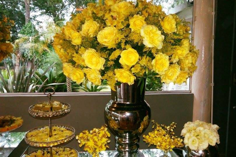 DECORAÇÃO FLORAL EM AMARELO