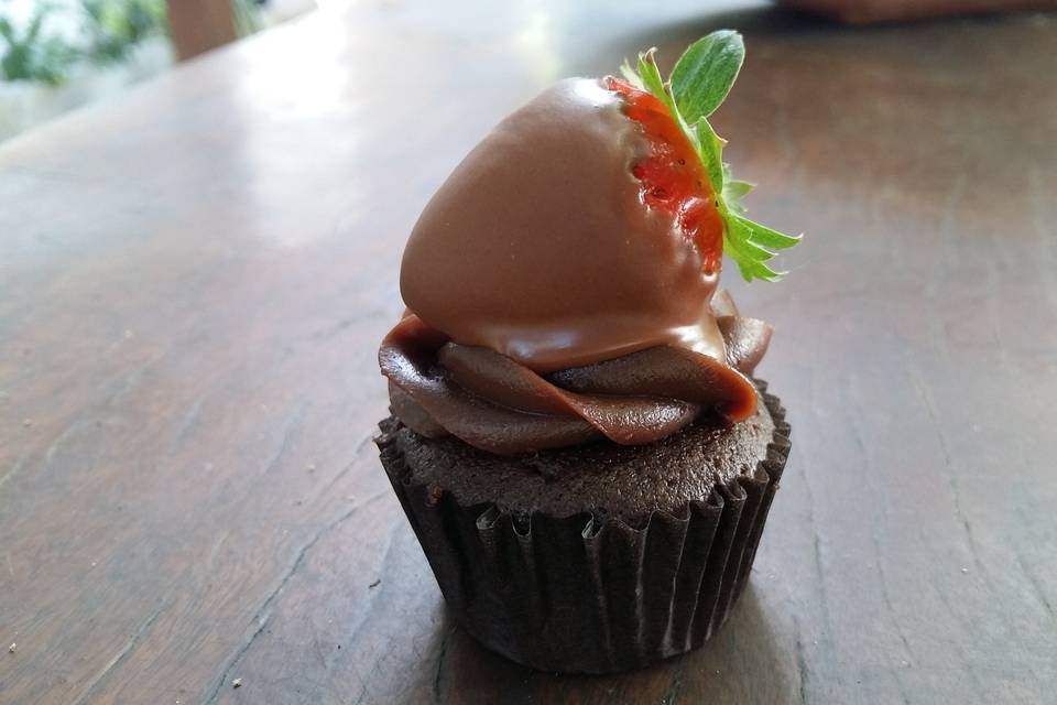 Cupcake chocolate com morango