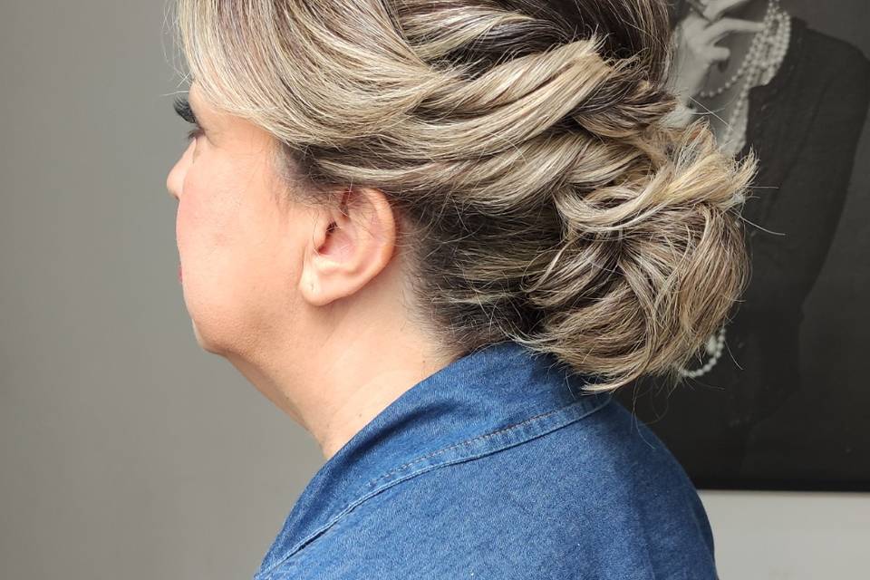 Penteado preso para cabelo cur