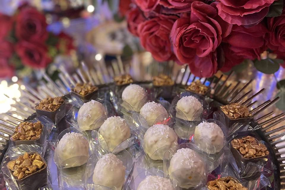 Praline e beijinho crocante