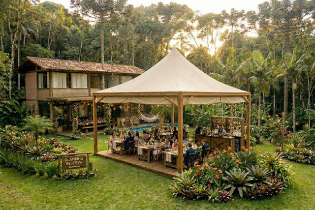 Casa com tenda e decoração