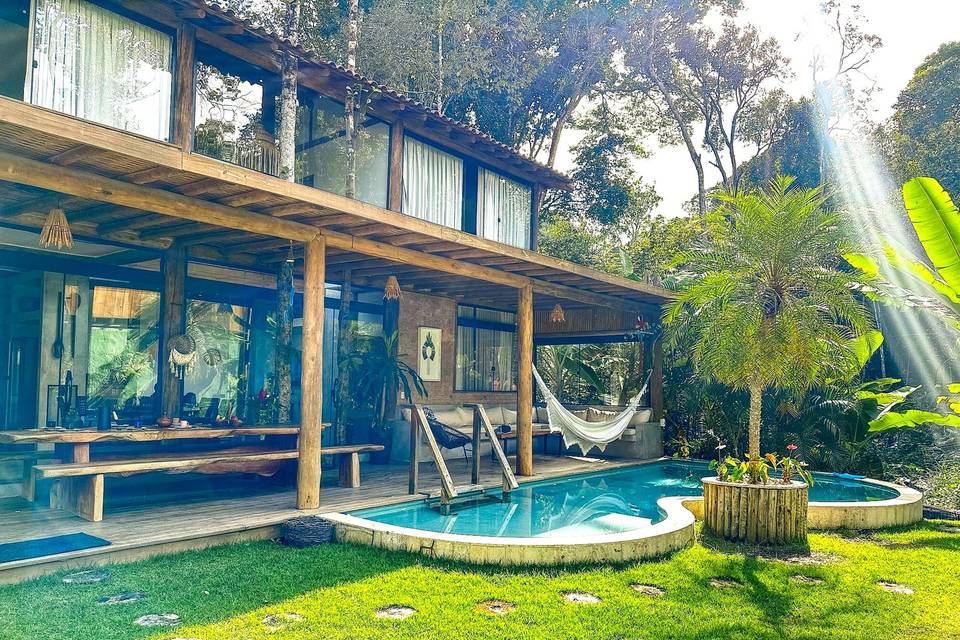 Fachada casa e piscina
