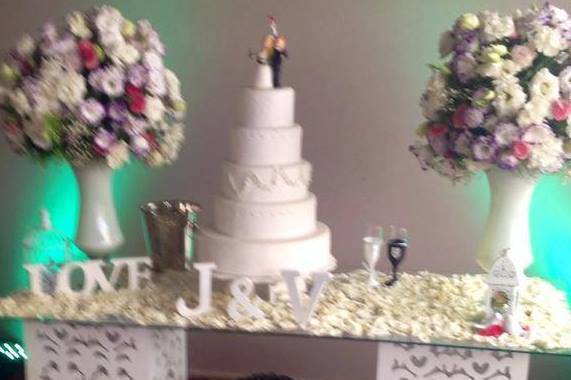 Mesa de bolo com flores nobres