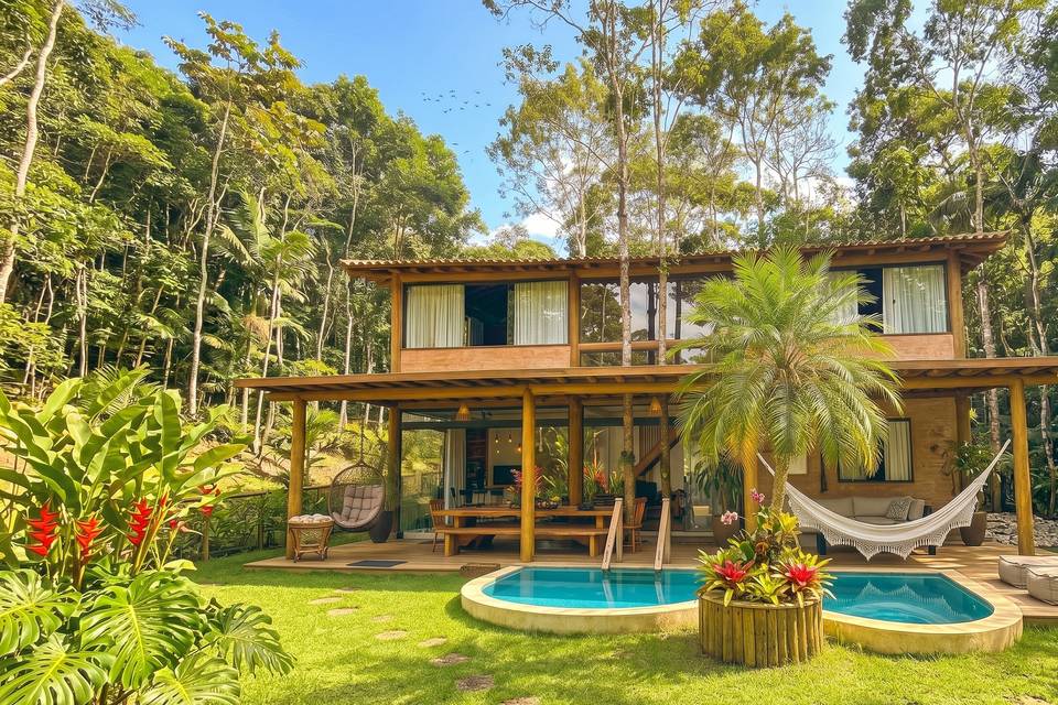 Fachada e parte do jardim