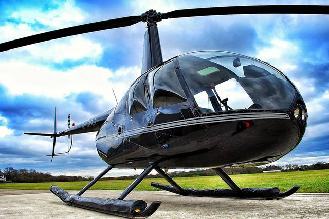 Helicóptero voa