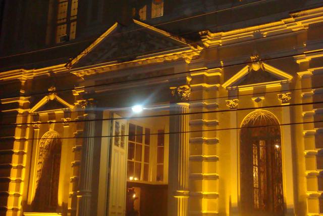 Luz na fachada da igreja