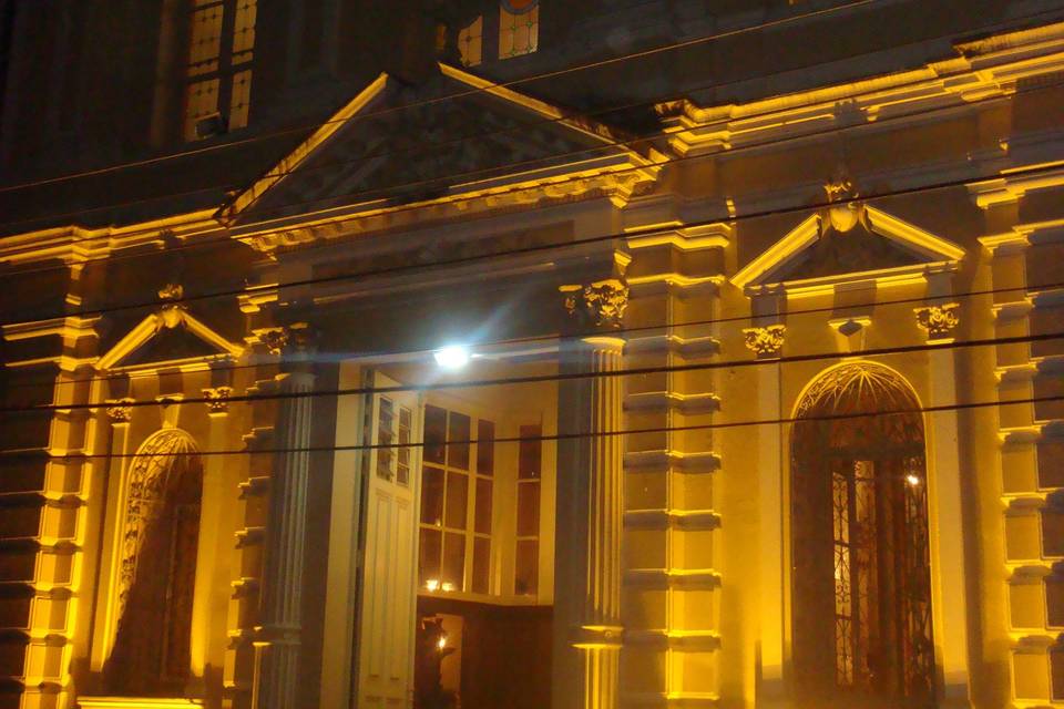Luz na fachada da igreja