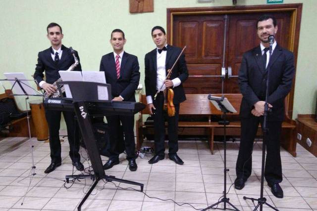 Piano,voz,sax e violino