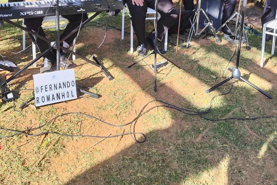Teclado, percussão e violino