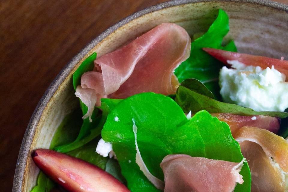 Salada com pêssegos e parma