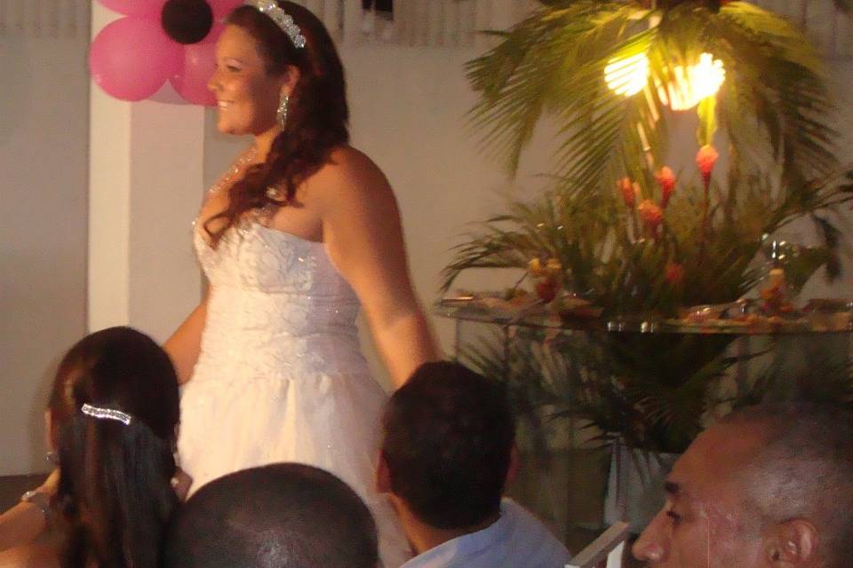 Ela, linda em sua entrada