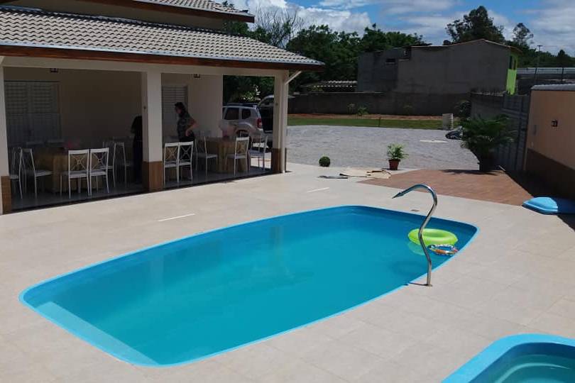 Frente da casa com piscina