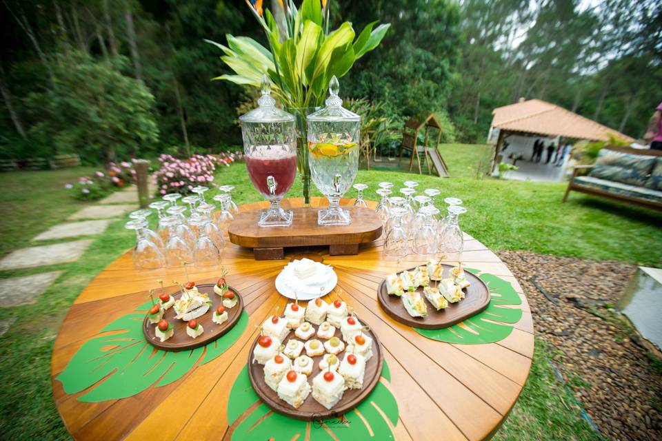 Mesa de petiscos e água