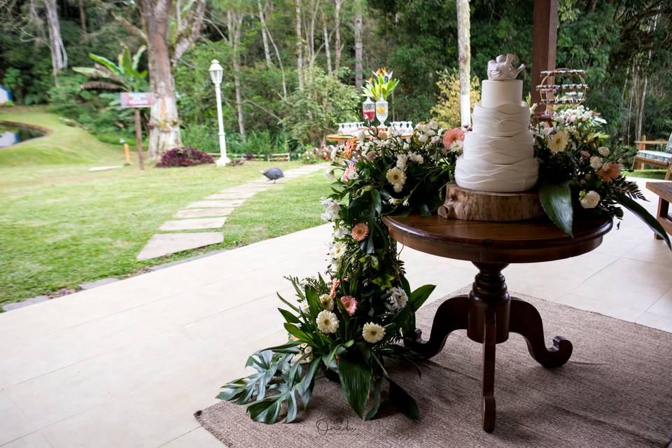 Mesa com bolo decorativo