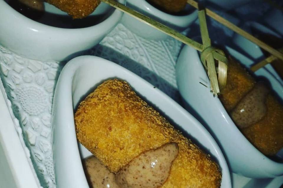 Croquete de carne com mostarda