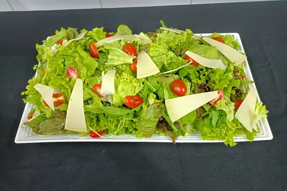 Salada com lasca de parmesão