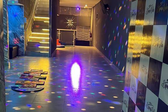 Espaço com jogo de luzes