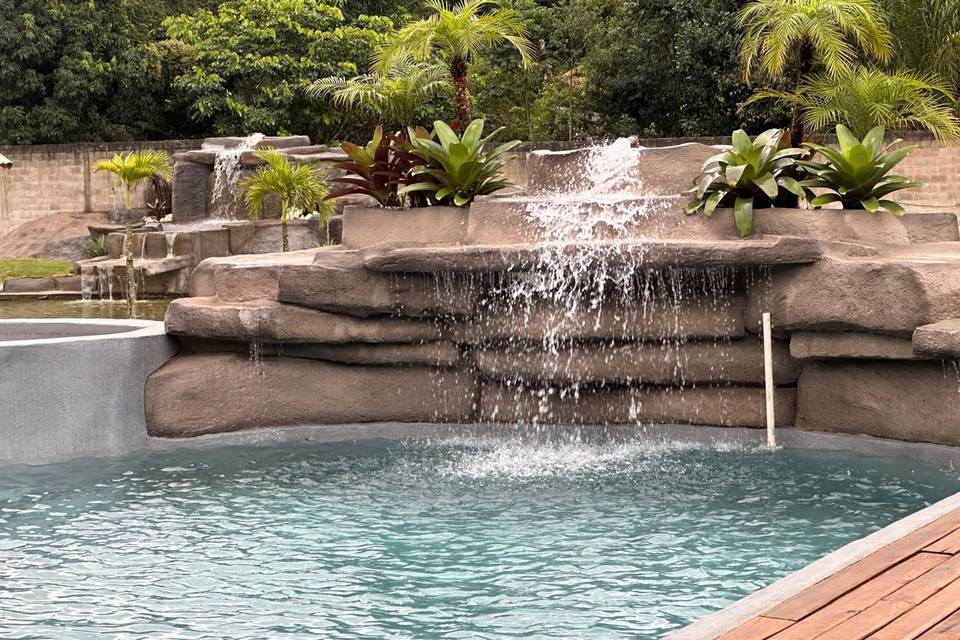 Cascata com jacuzzi.