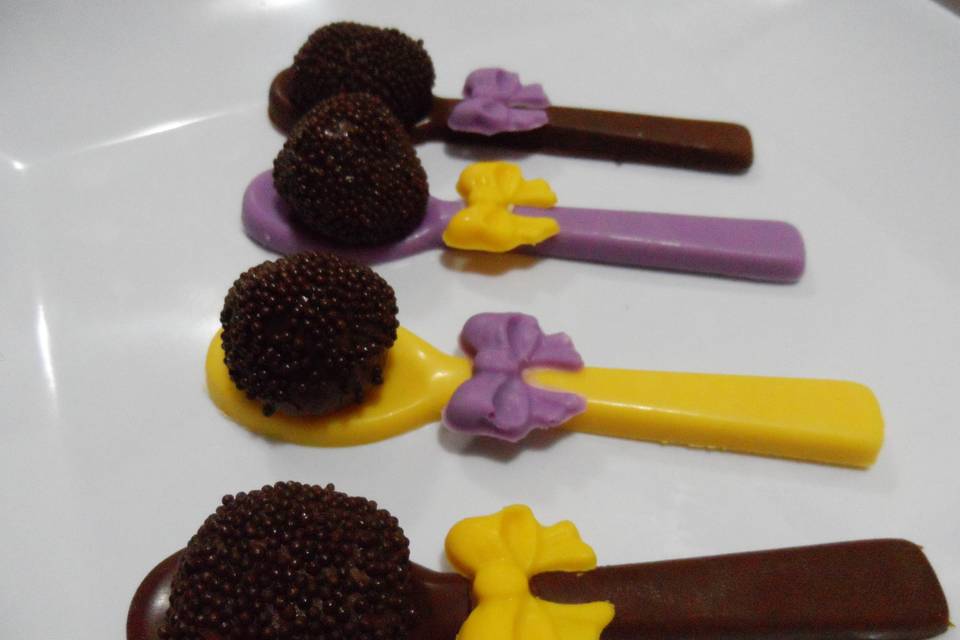 Colher com brigadeiro