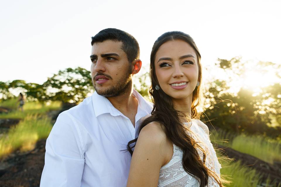 Casal no pôr-do-sol