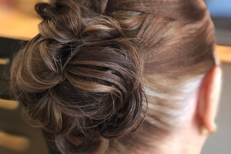 PENTEADO COM COQUE PRESO
