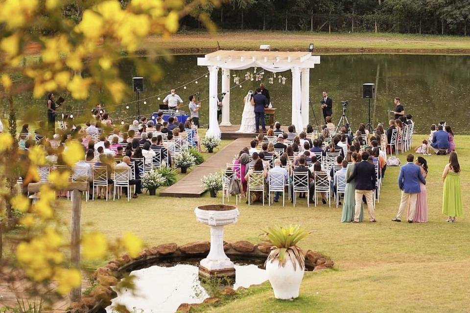 Cerimônia na beira do lago