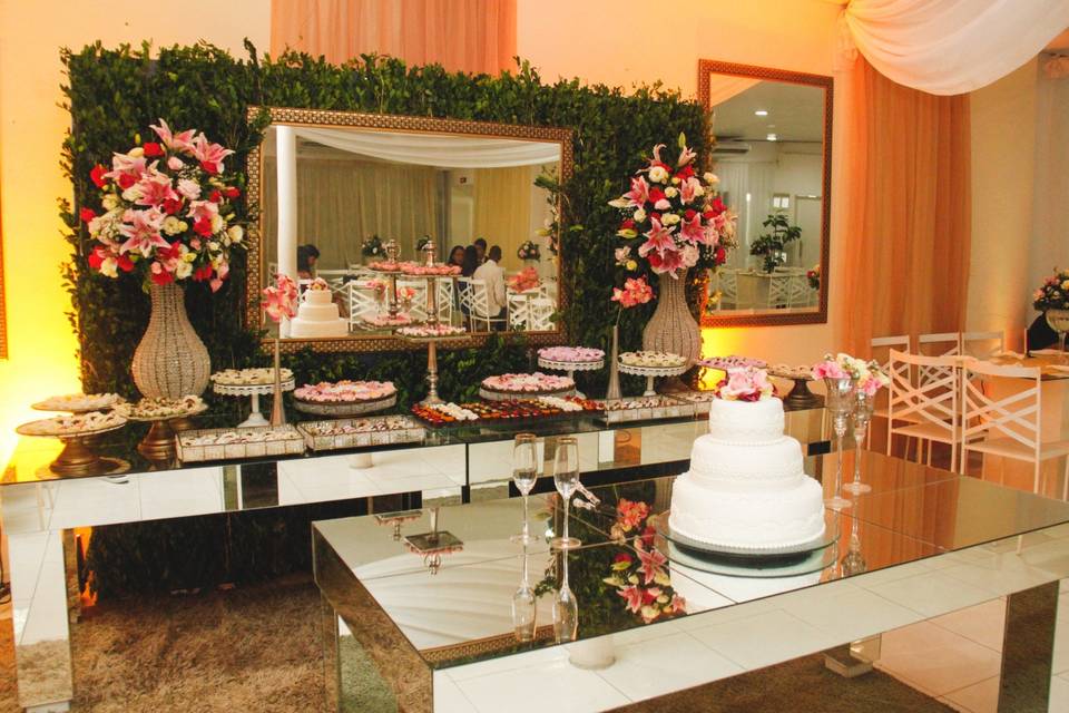 Mesa de doces e bolo