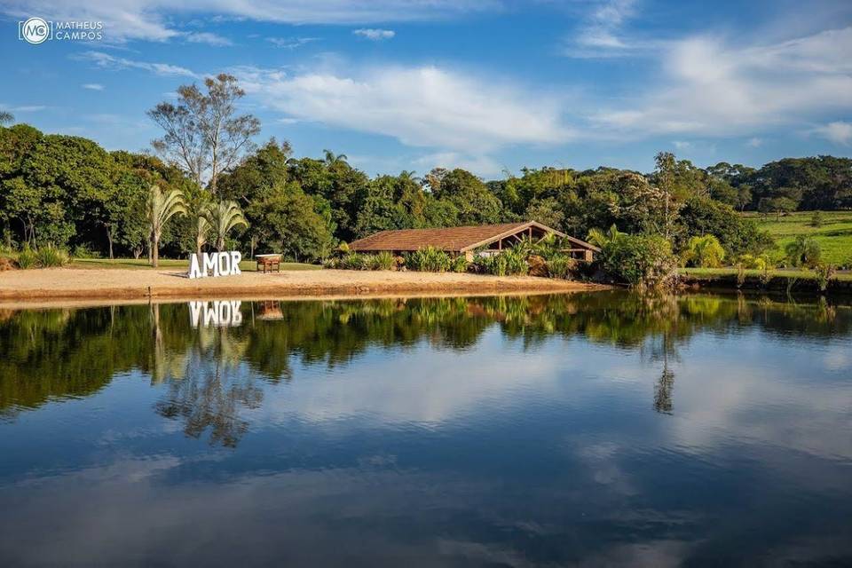 Lago em frente ao salão