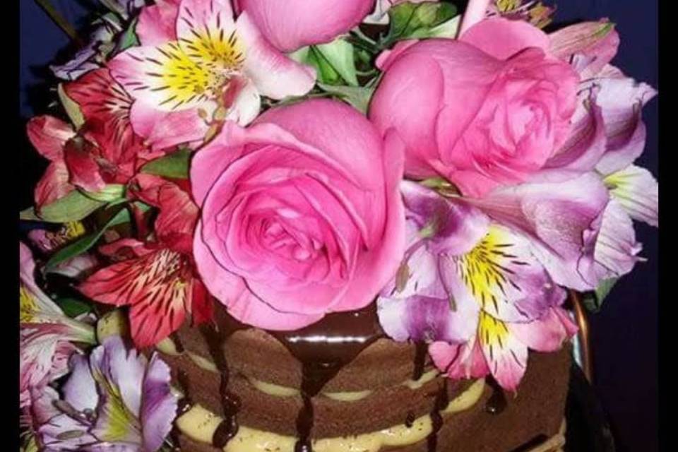 Naked cake com flores naturais