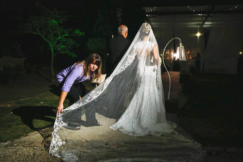 Arrumando o véu da noiva