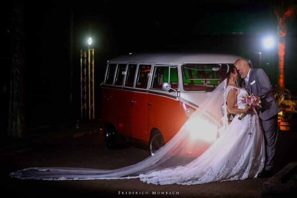 FOTO CASAL DENTRO DA KOMBI