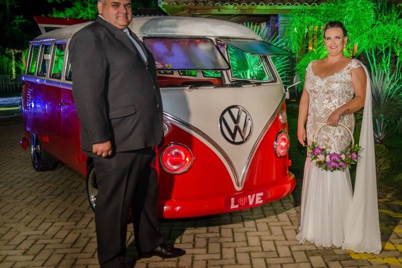 Casal em frente a kombi