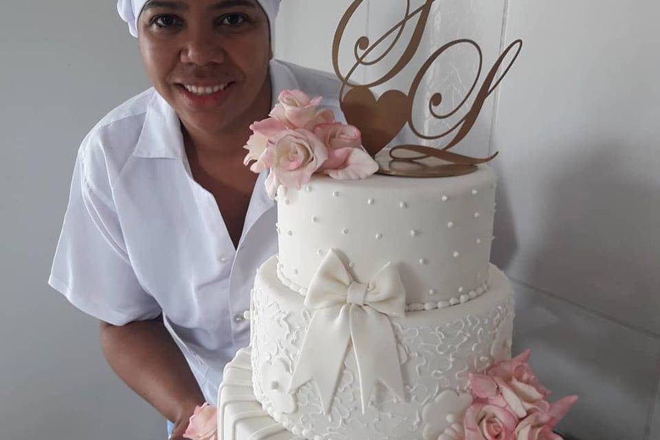 Confeiteira faz bolo do próprio casamento e abre mão do 'dia da noiva':  'Por que não eu?', Itapetininga e Região