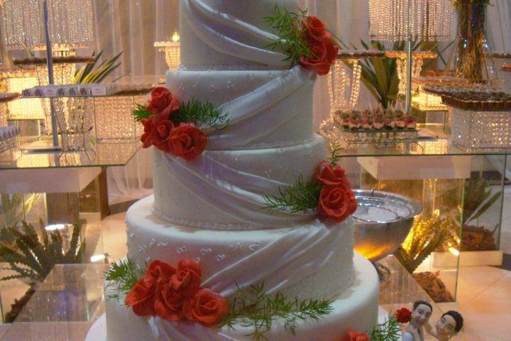 Confeiteira faz bolo do próprio casamento e abre mão do 'dia da noiva':  'Por que não eu?', Itapetininga e Região