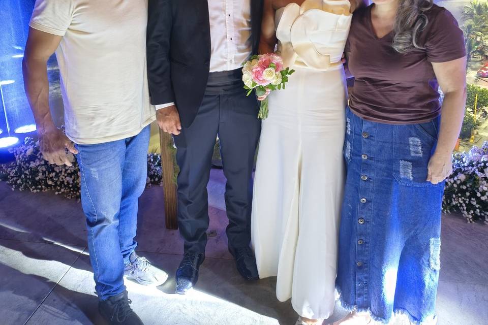 Casal Feliz Após Casamento