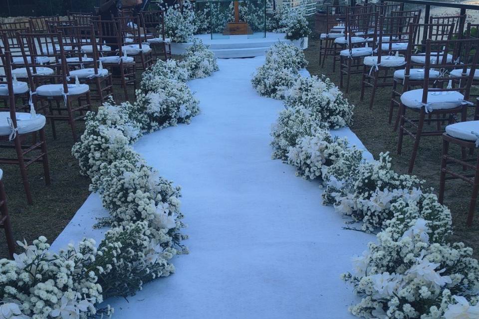 Altar com arranjos