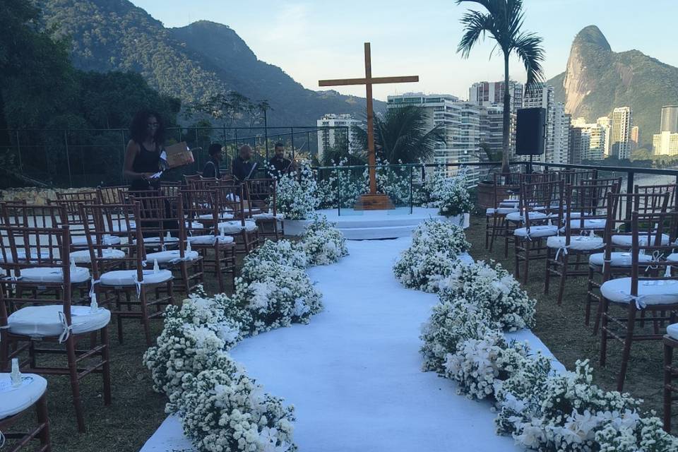 Altar com arranjos