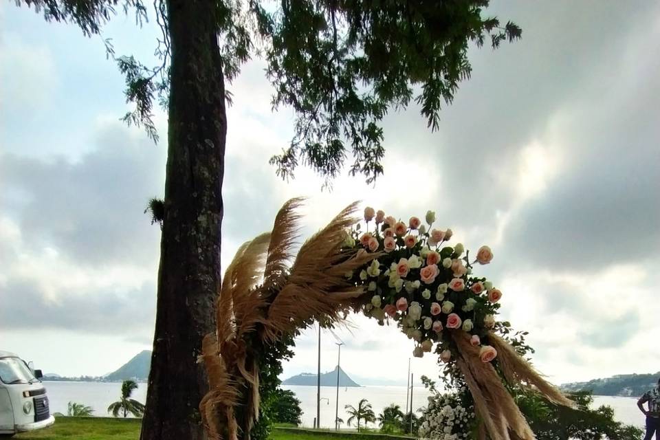 Arco com Capim dos pampas